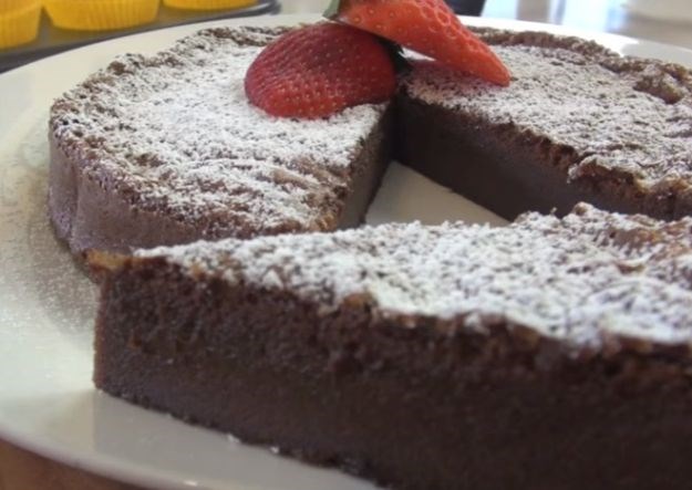 VIDEO Genijalna čokoladna torta za koju vam trebaju samo dva sastojka
