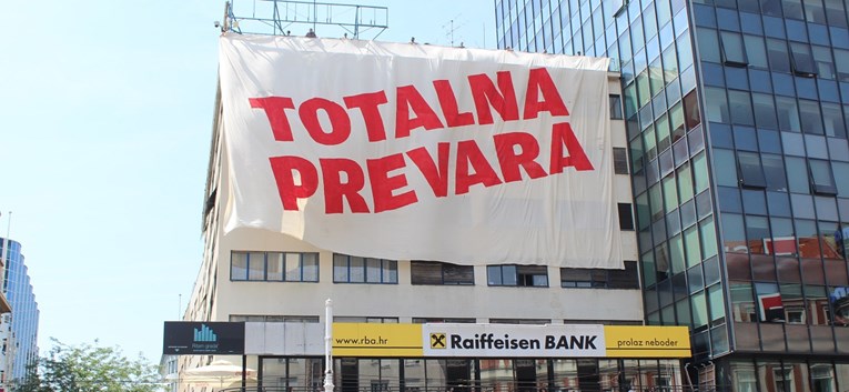 FOTO Golemi transparent "Totalna prevara" na glavnom zagrebačkom trgu