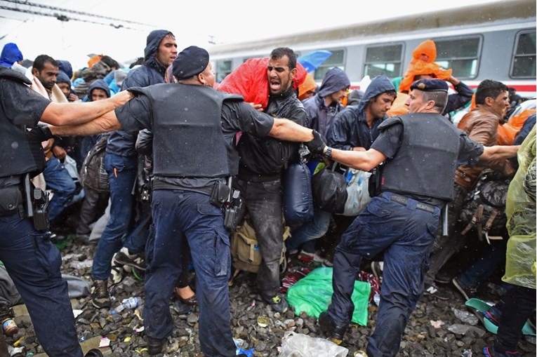 Što se događa na granici? Migranti prosvjeduju, Srbija i Hrvatska prebacuju krivnju, situacija je napeta