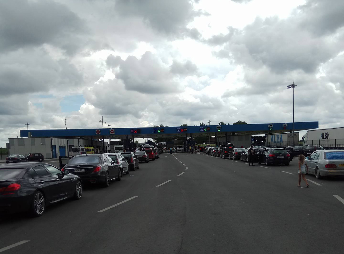 SATIMA SE ČEKA NA GRANICI SA SRBIJOM Kolona na Bajakovu šest kilometara, na Tovarniku isto gužva