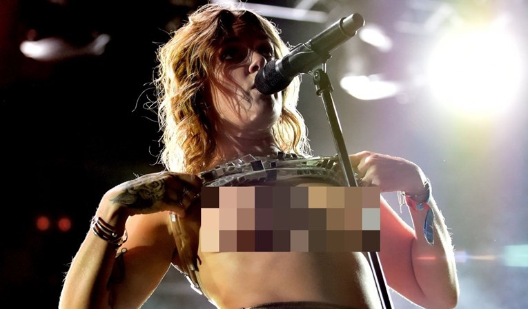 VIDEO Poznata pjevačica pred tisućama ljudi digla majicu i pokazala gole grudi