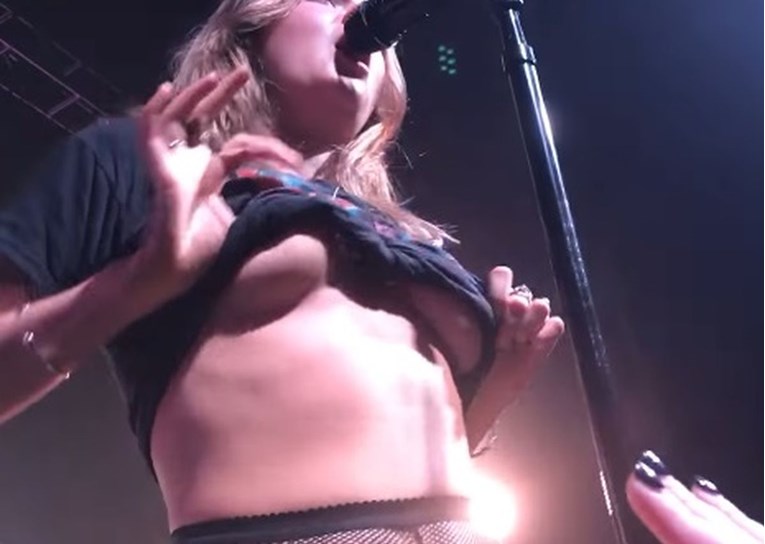 VIDEO Poznata pjevačica usred nastupa podigla majicu i pokazala gole grudi