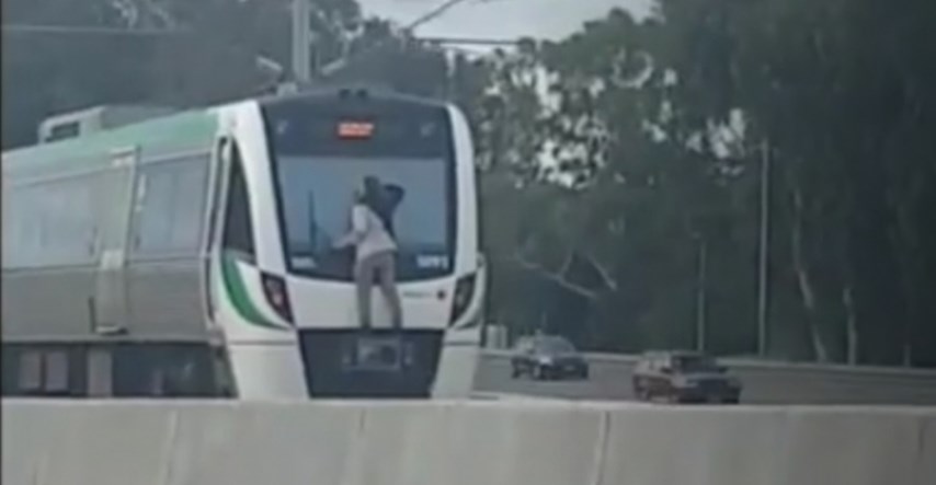 VIDEO Mladić "surfao" na jurećem vlaku: "Da je pao, sigurno bi poginuo"