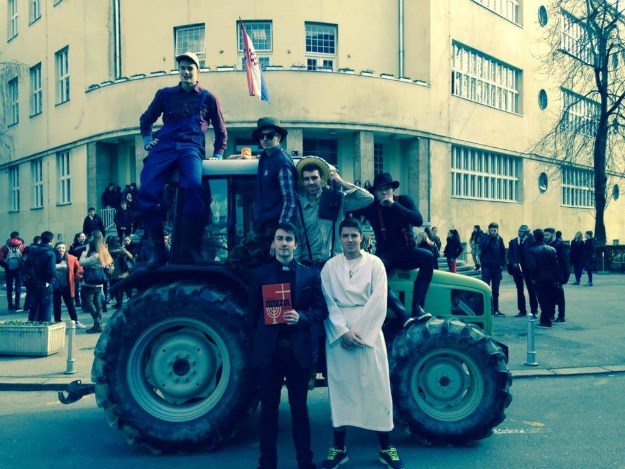Zagrebački gimnazijalci došli pred školu traktorom: Svi su mislili da je šala, no u pozadini je prilično dirljiva priča