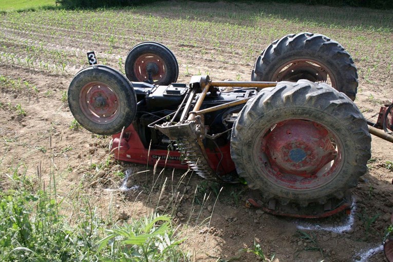 Kod Zaboka se prevrnuo traktor, poginula jedna osoba