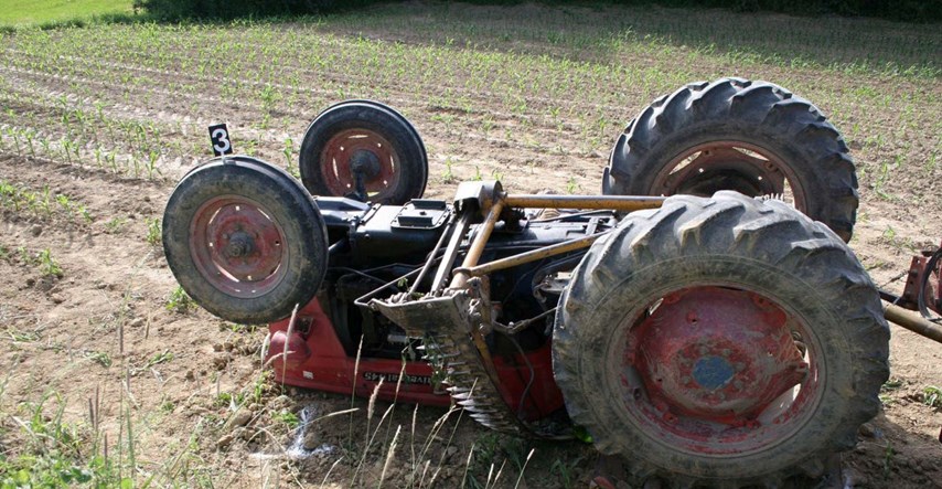 Kod Zaboka se prevrnuo traktor, poginula jedna osoba