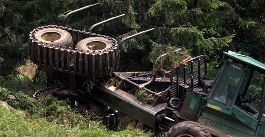 Neregistriranim traktorom pokušao iščupati stablo, završio u bolnici