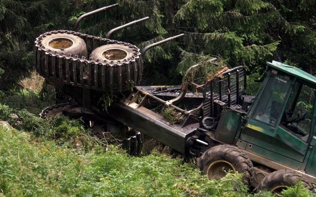 Neregistriranim traktorom pokušao iščupati stablo, završio u bolnici