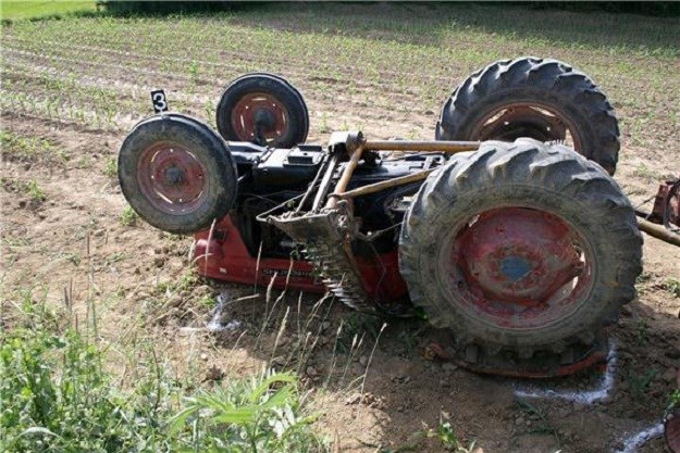 Dječak kod Križevaca vozio traktor i sletio s ceste, pradjed ga pokušao izvući sajlom. Bori se za život