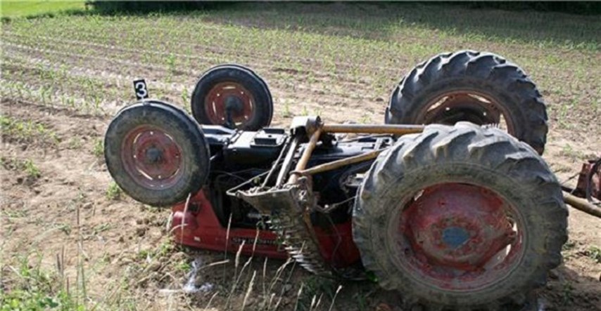 Dječak kod Križevaca vozio traktor i sletio s ceste, pradjed ga pokušao izvući sajlom. Bori se za život