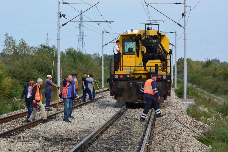 Jedna osoba poginula u naletu vlaka na traktor kod Donjih Andrijevaca