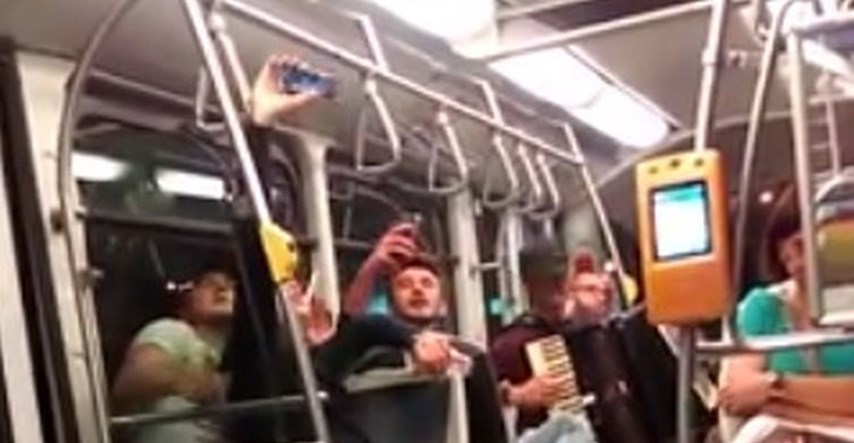 VIDEO Veselije nego na Kovačićevoj svadbi: Pogledajte kako su se ovi dečki zabavljali u tramvaju