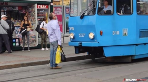 Zagrepčanin stao na tračnice i blokirao tramvaj  jer mu vozačica nije htjela otvoriti vrata