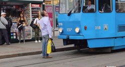 Zagrepčanin stao na tračnice i blokirao tramvaj  jer mu vozačica nije htjela otvoriti vrata