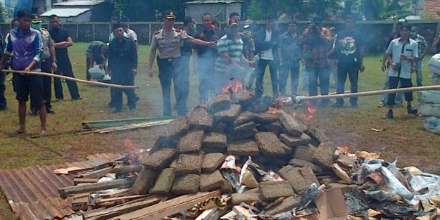 Policija zapalila tri tone trave i napušila obližnji gradić