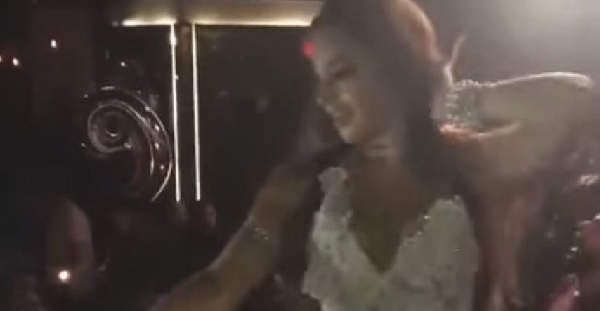VIDEO Trbušna plesačica uhićena zbog provokativnog nastupa bez gaćica
