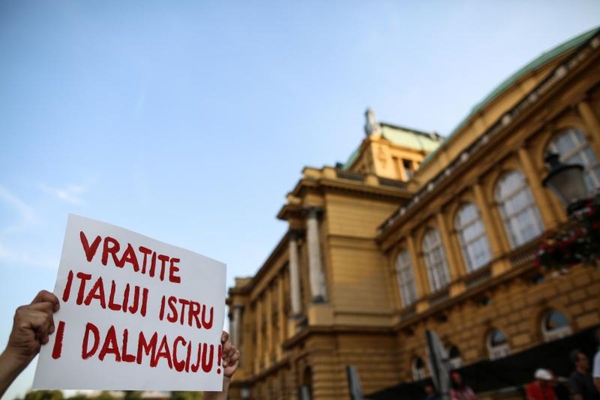 Trg maršala Tita mijenja ime, Bandić popustio pred desničarskim napadima