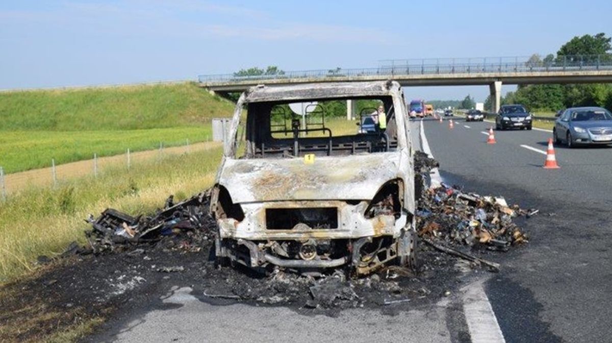 Na autocesti kod Nove Gradiške izgorio kamion