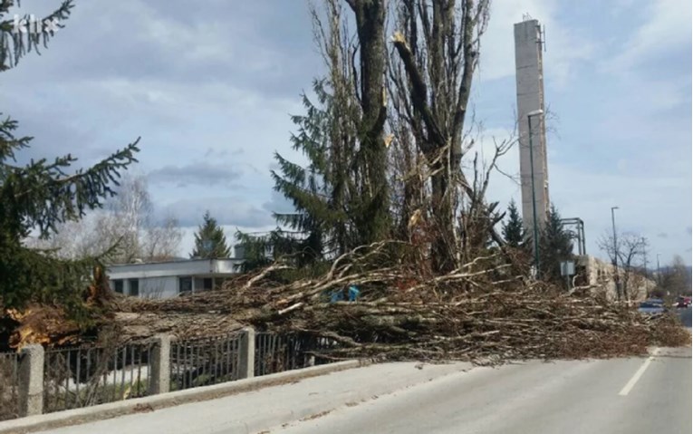 Jak vjetar u Sarajevu ruši sve pred sobom, čupa stabla, krovove, skele... Pogledajte fotografije