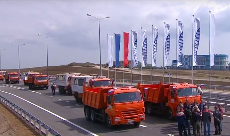 Putin otvorio most koji povezuje Rusiju s Krimom, preko njega se prevezao kamionom