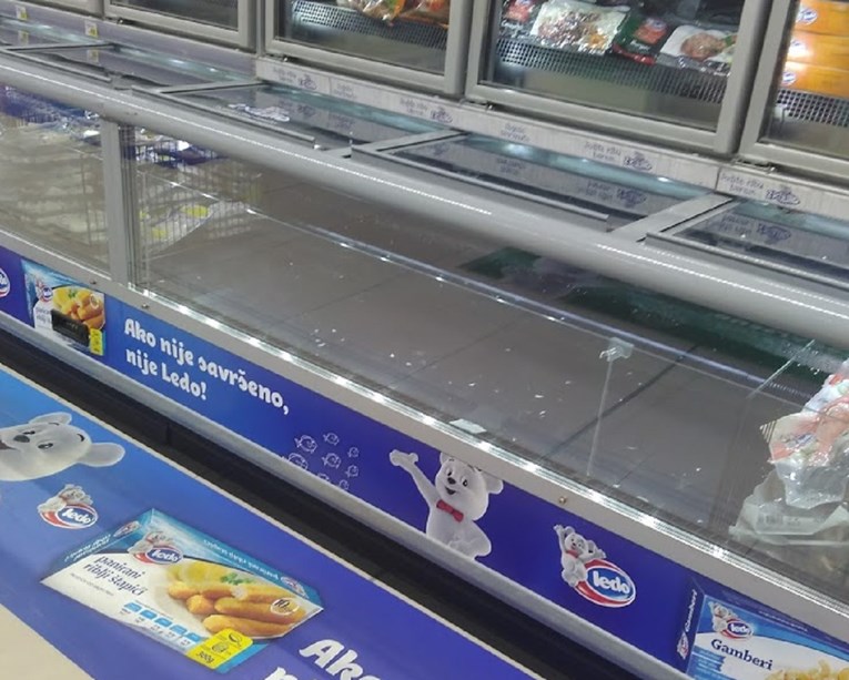 FOTO Čitatelj snimio prazne police Konzuma: "Kiša pada po kupcima, prodaju pljesnivi sir..."