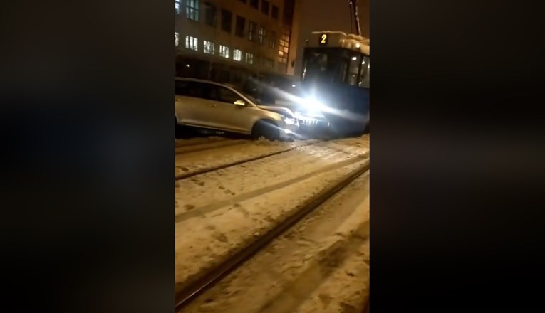 VIDEO Tramvaj pun ljudi sudario se s autom u Zagrebu, nema ozlijeđenih