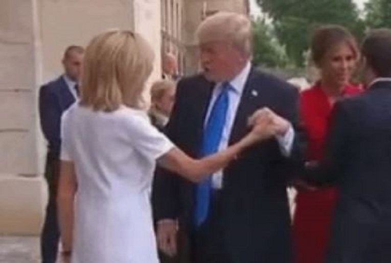 VIDEO Trump u rukovanju nadmašio sam sebe, pogledajte kako je zgrabio Macronovu ženu