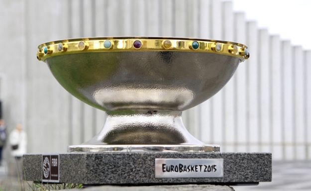 Košarkaške legende štafetom u čast Petrovića i Ćosića predstavile trofej Eurobasketa