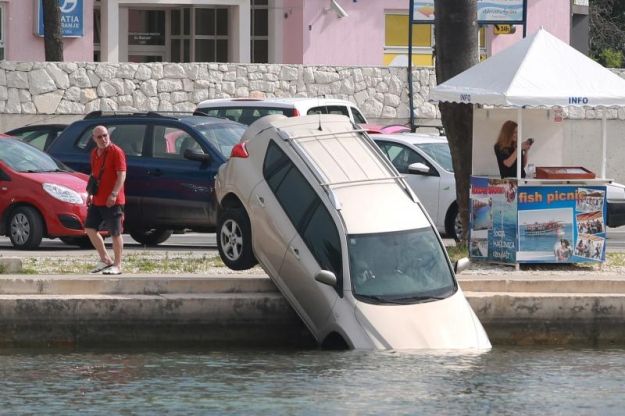 Automobil s privatnog parkinga u Trogiru završio u moru