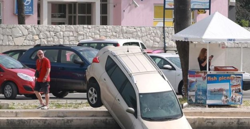 Automobil s privatnog parkinga u Trogiru završio u moru
