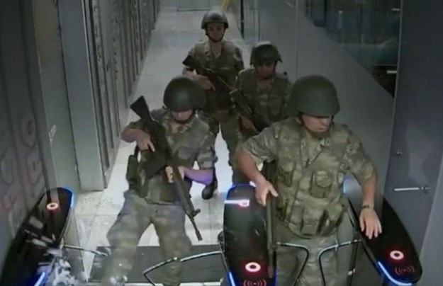 Objavljena snimka s nadzornih kamera: Kako su pučisti zauzeli zgradu turske televizije