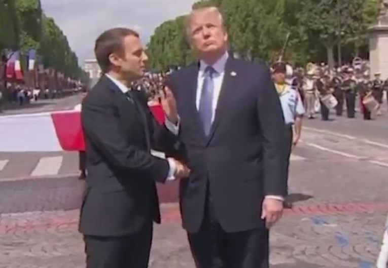 VIDEO Nova runda rukovanja Trumpa i Macrona toliko dugo traje da je naporno za gledati