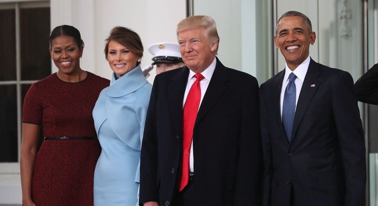 Fotke iz Bijele kuće dokazuju da su priče o Trumpovim čudnim rukama istinite
