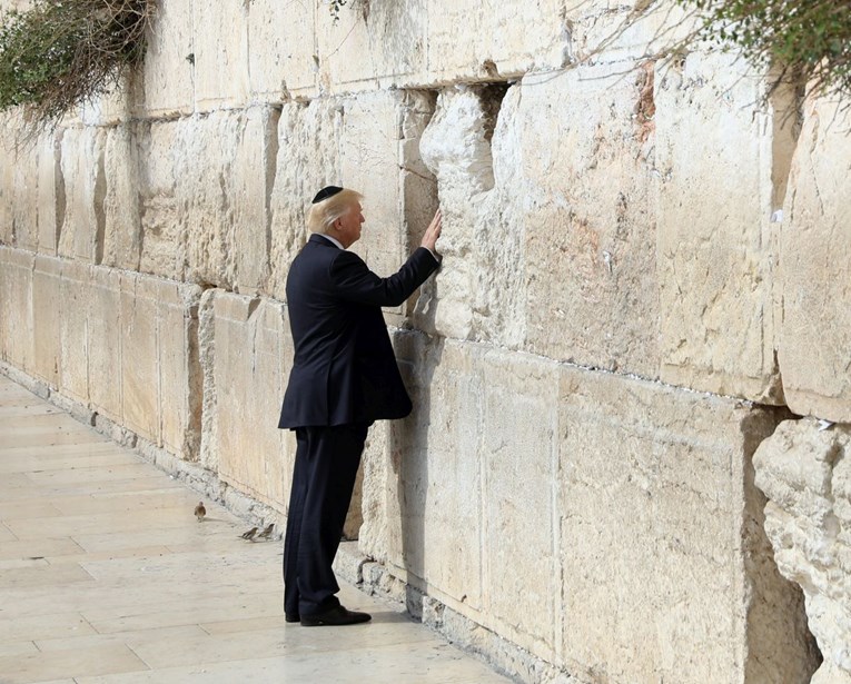 Trump postao prvi američki predsjednik koji je posjetio Zid plača u Jeruzalemu