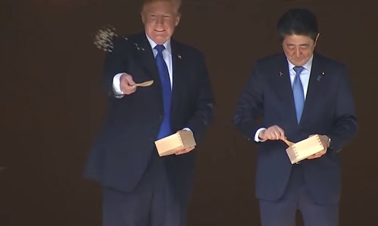 VIDEO Trumpov show u Japanu: S premijerom otišao hraniti ribice pa svu hranu sasuo u jezero