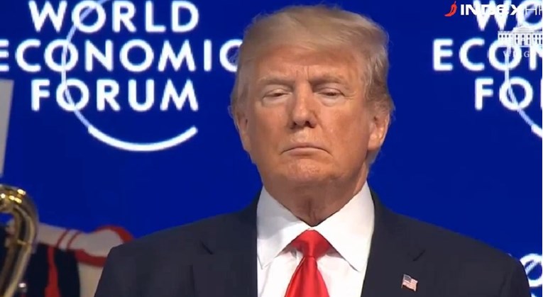 VIDEO Trump u Davosu popljuvao medije, iz publike mu hukali