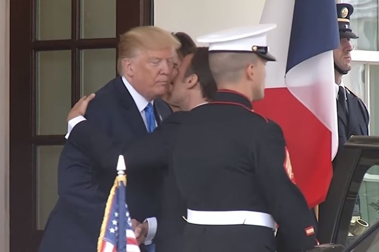 Francuski predsjednik poljubio Trumpa, čini se da on nije bio baš najsretniji zbog toga