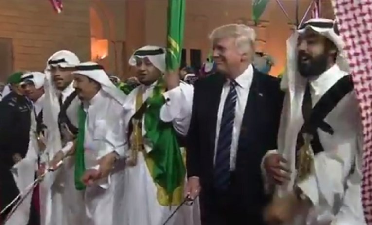 VIDEO Dok Izrael brine zbog prodaje oružja, Trump u Saudijskoj Arabiji pleše sa sabljama