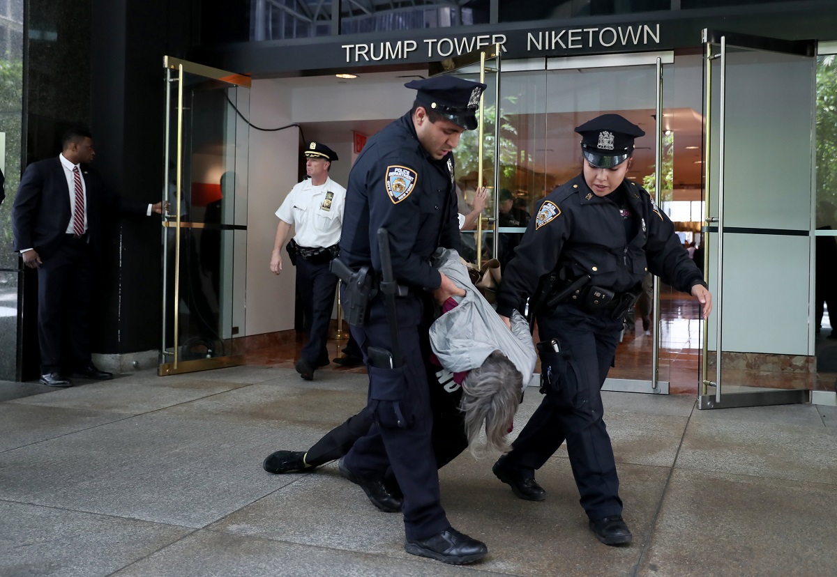 Policija iznijela prosvjednike iz Trumpovog tornja
