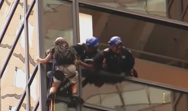 VIDEO Muškarac se satima uspinjao na 68 katova visok Trumpov toranj