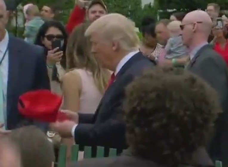 VIDEO Dječak zamolio Trumpa da mu se potpiše na kapu, a on ispao totalni seronja