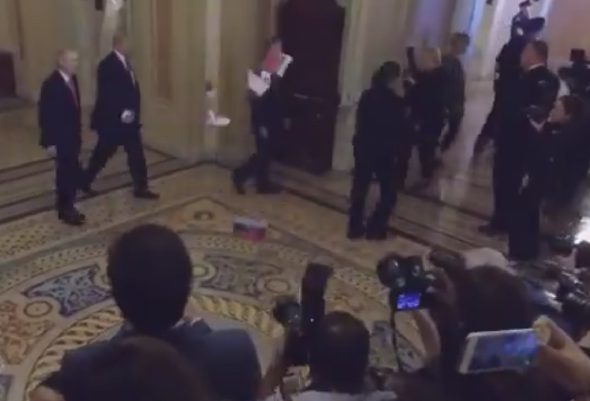 Prosvjednik na Trumpa bacio ruske zastave, pogledajte snimku