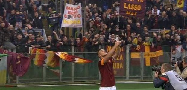 Selfie za povijest: Totti zapalio Rim pa gol proslavio fotografiranjem s navijačima