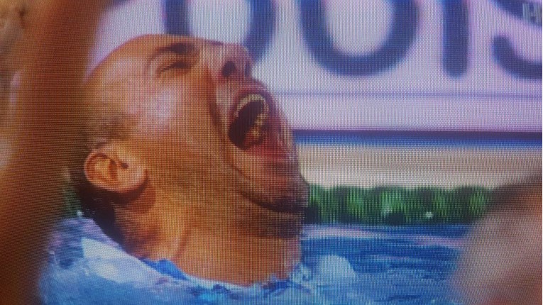 SLIKA KOJA GOVORI SVE Tucak u suzama skočio u bazen, ovako slave svjetski prvaci!