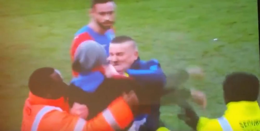 Pogledajte kako je navijač utrčao na teren u Premierligi i napao igrača svog kluba
