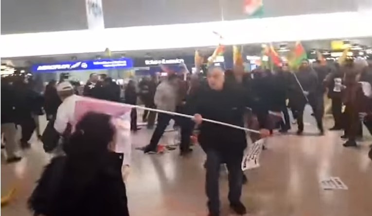 VIDEO Masovna tučnjava u zračnoj luci u Hannoveru: Turski putnici napali kurdske prosvjednike