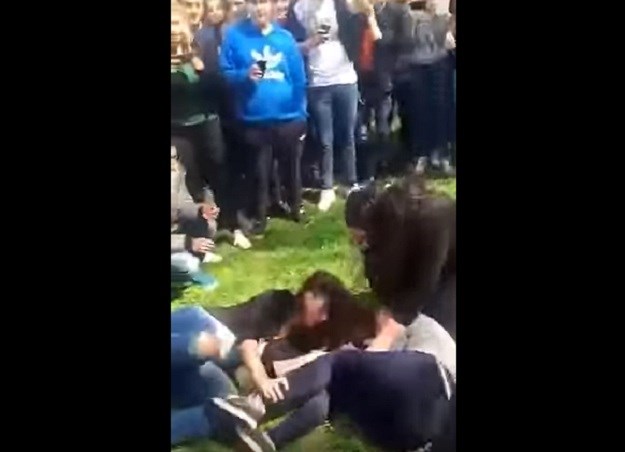 VIDEO Pet djevojaka divljački se mlatilo u Varaždinu, promatralo ih 50 srednjoškolaca