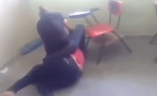 Ljubomorna žena istukla učiteljicu koja je spavala s njenim mužem, učenici sve snimili