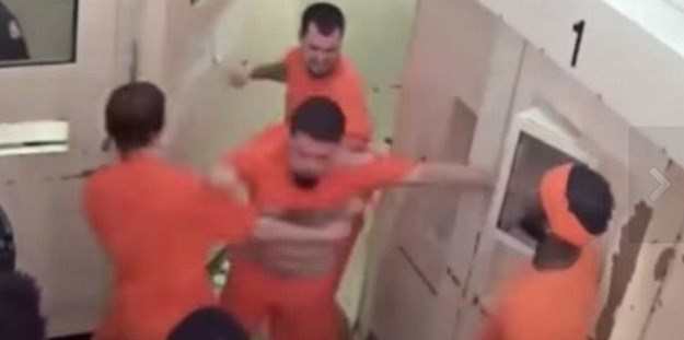 Video: Nagovarao kolege iz zatvora da postanu islamisti, oni ga prebili na mrtvo ime