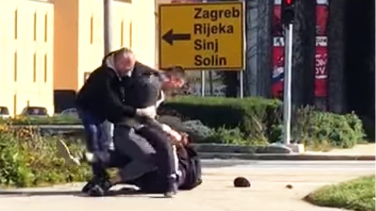 VIDEO Splićani se divljački potukli nasred ulice, razdvojio ih Ivica Puljak